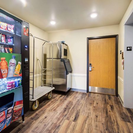 Econo Lodge Burlington Bagian luar foto
