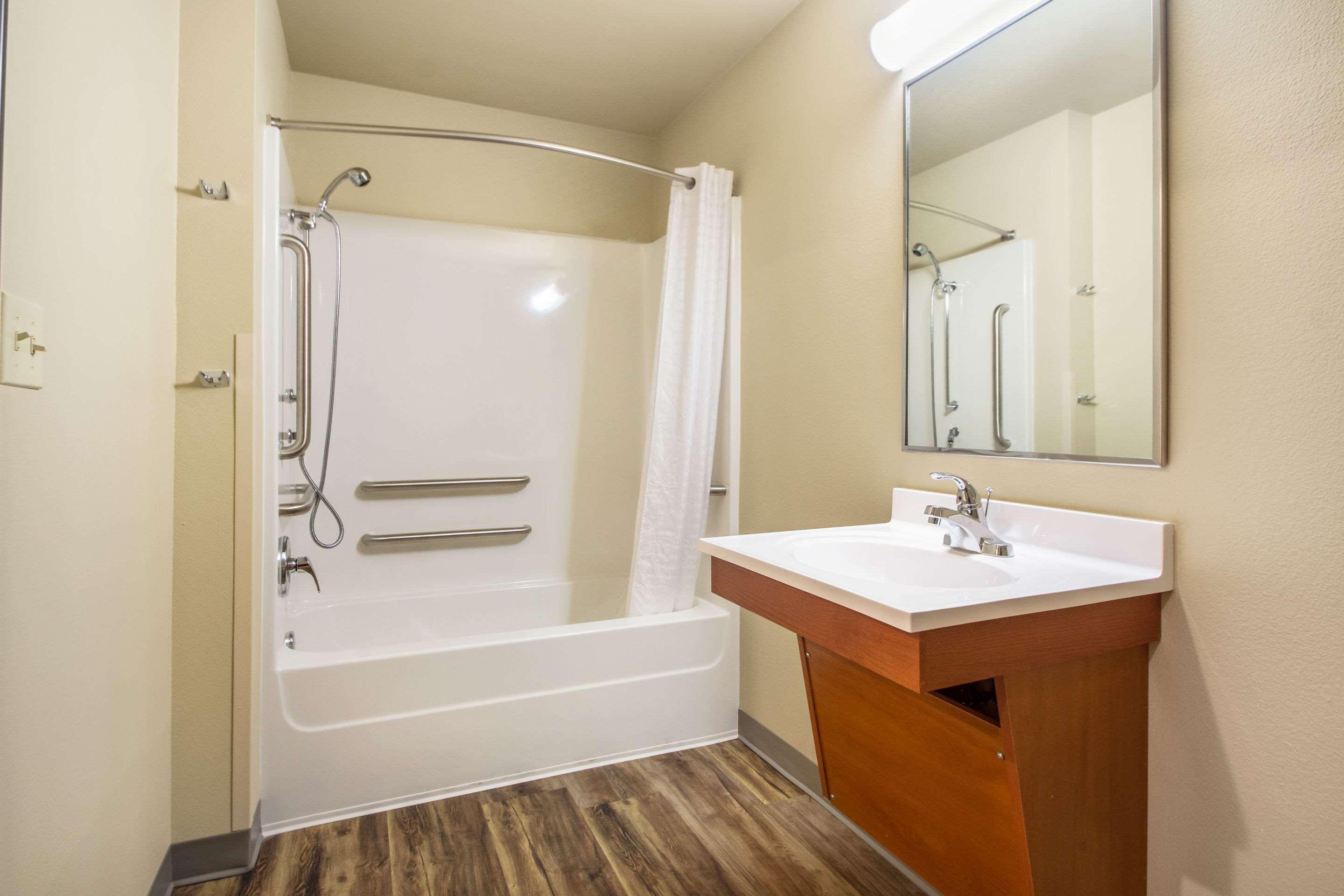Econo Lodge Burlington Bagian luar foto