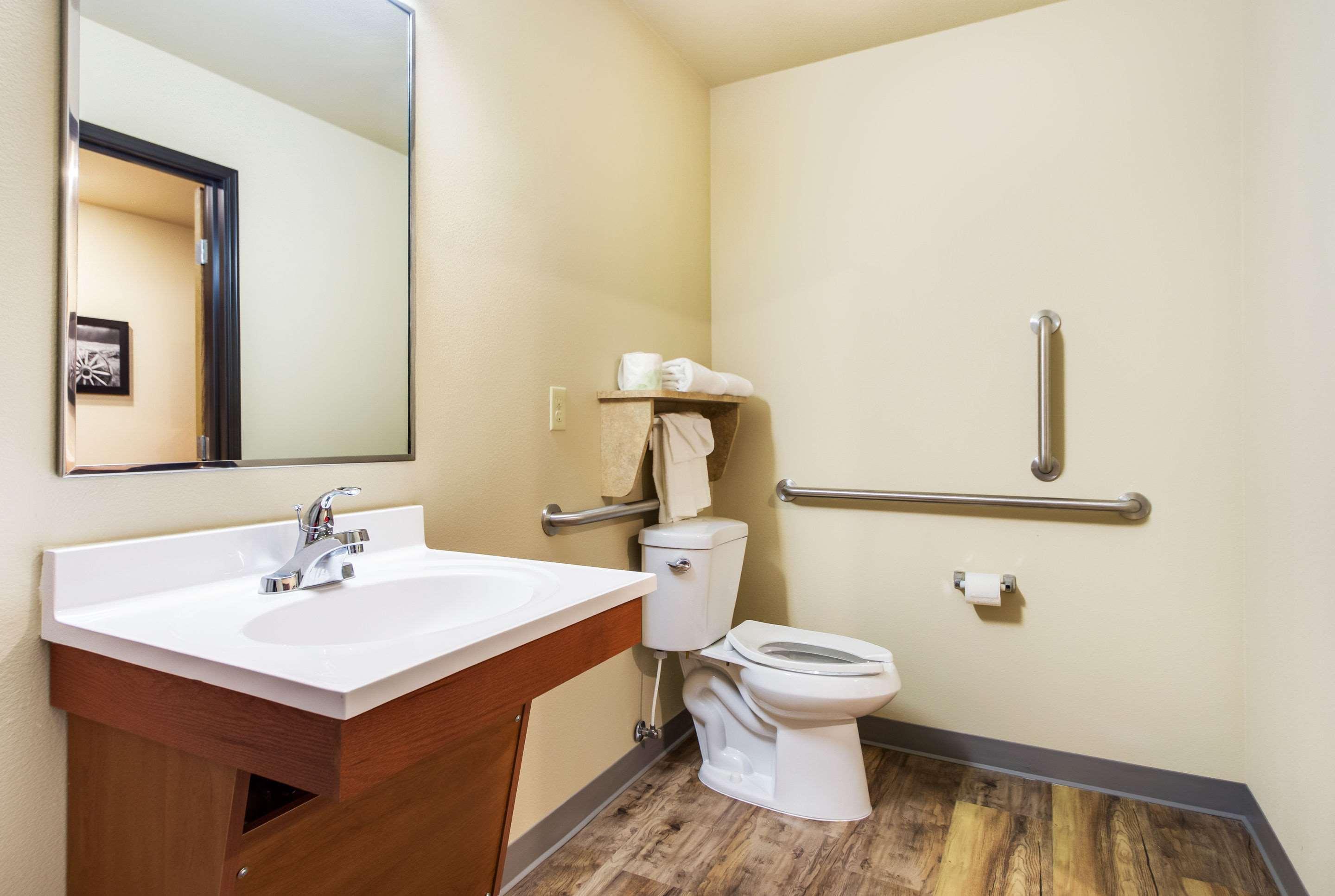 Econo Lodge Burlington Bagian luar foto
