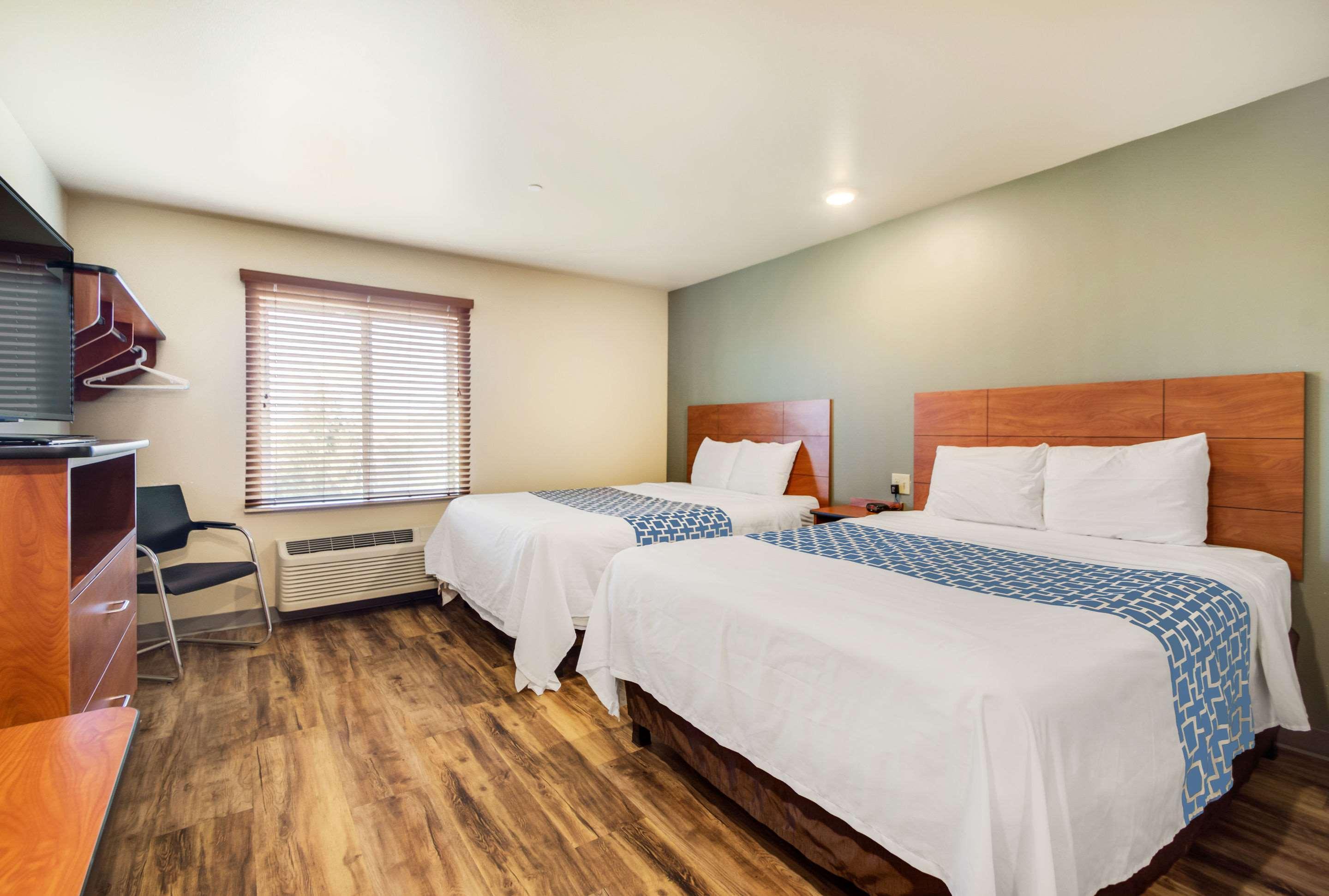 Econo Lodge Burlington Bagian luar foto