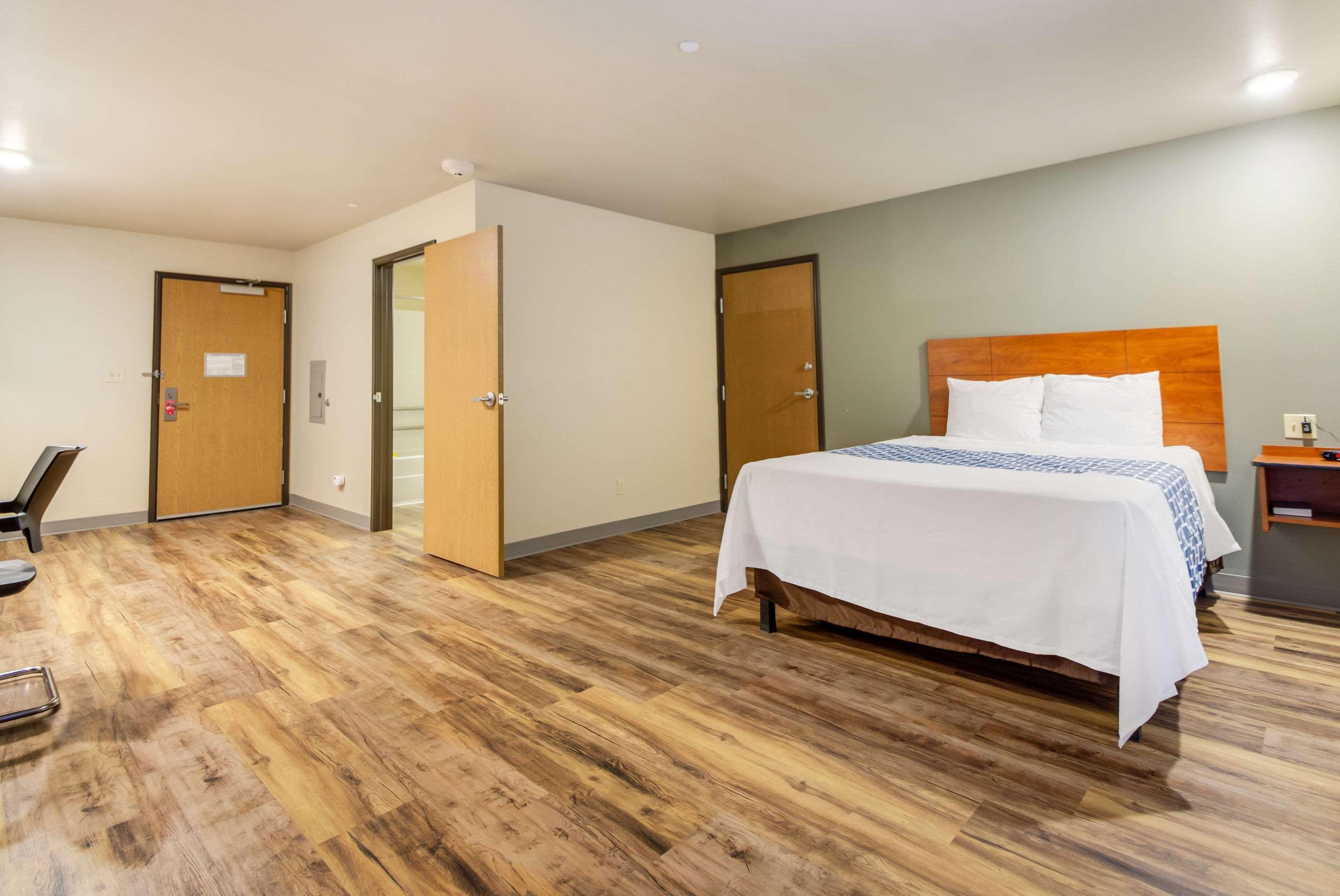 Econo Lodge Burlington Bagian luar foto