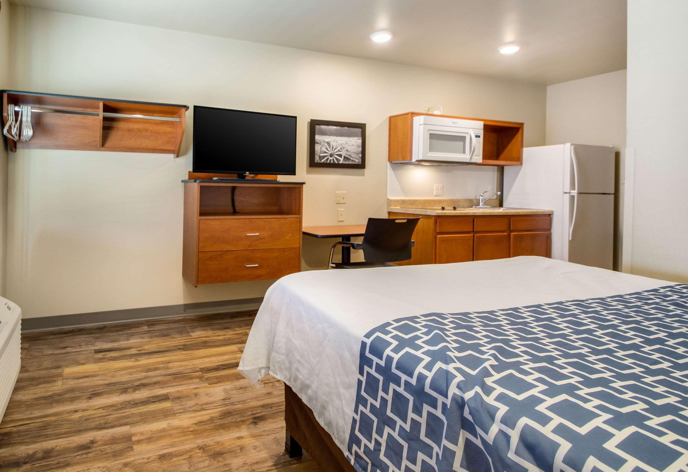 Econo Lodge Burlington Bagian luar foto