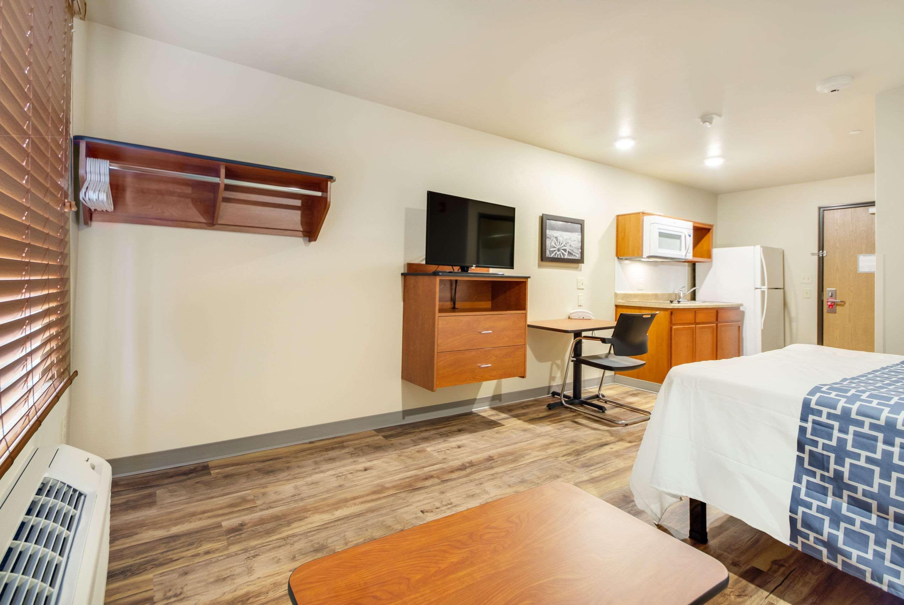 Econo Lodge Burlington Bagian luar foto