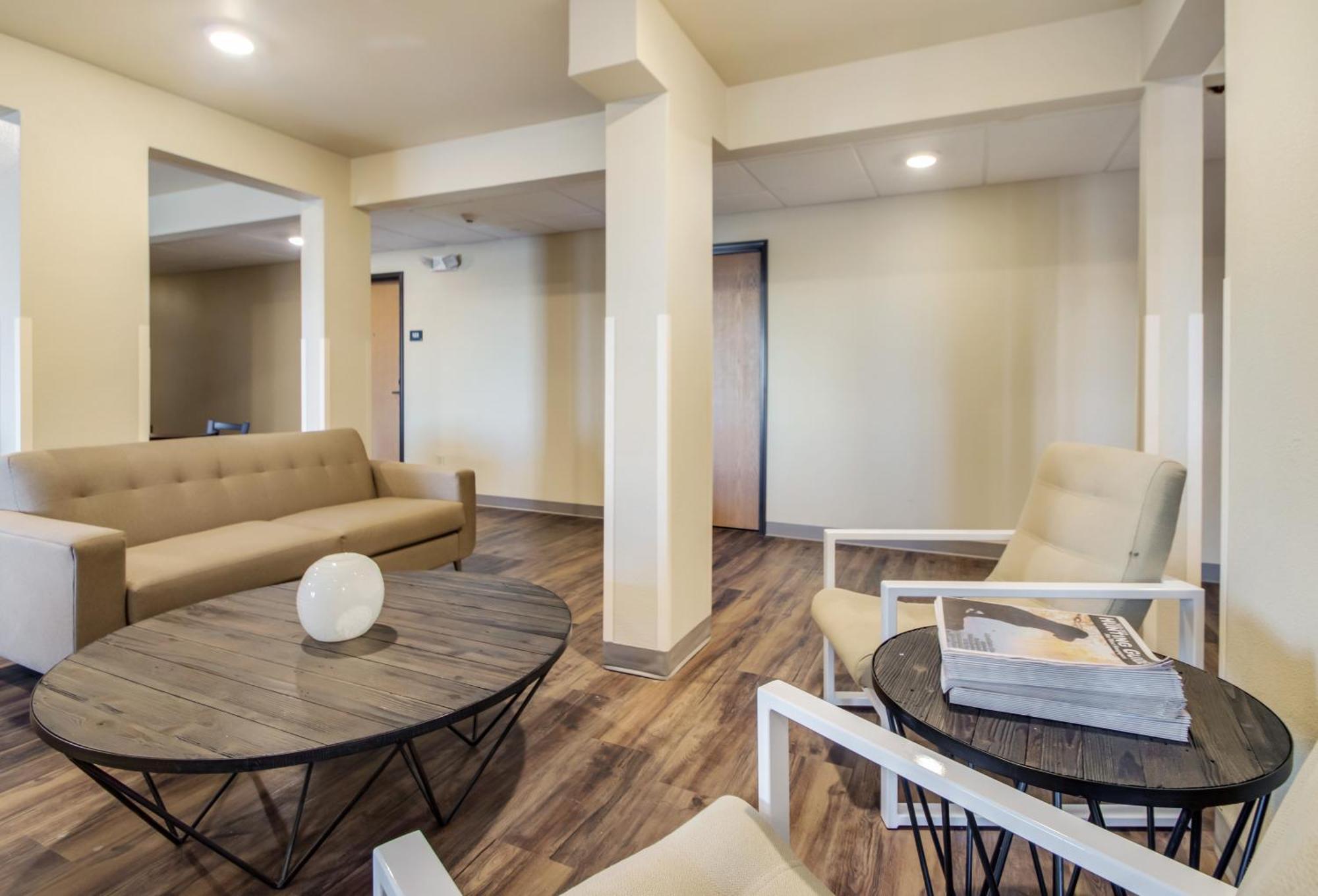 Econo Lodge Burlington Bagian luar foto