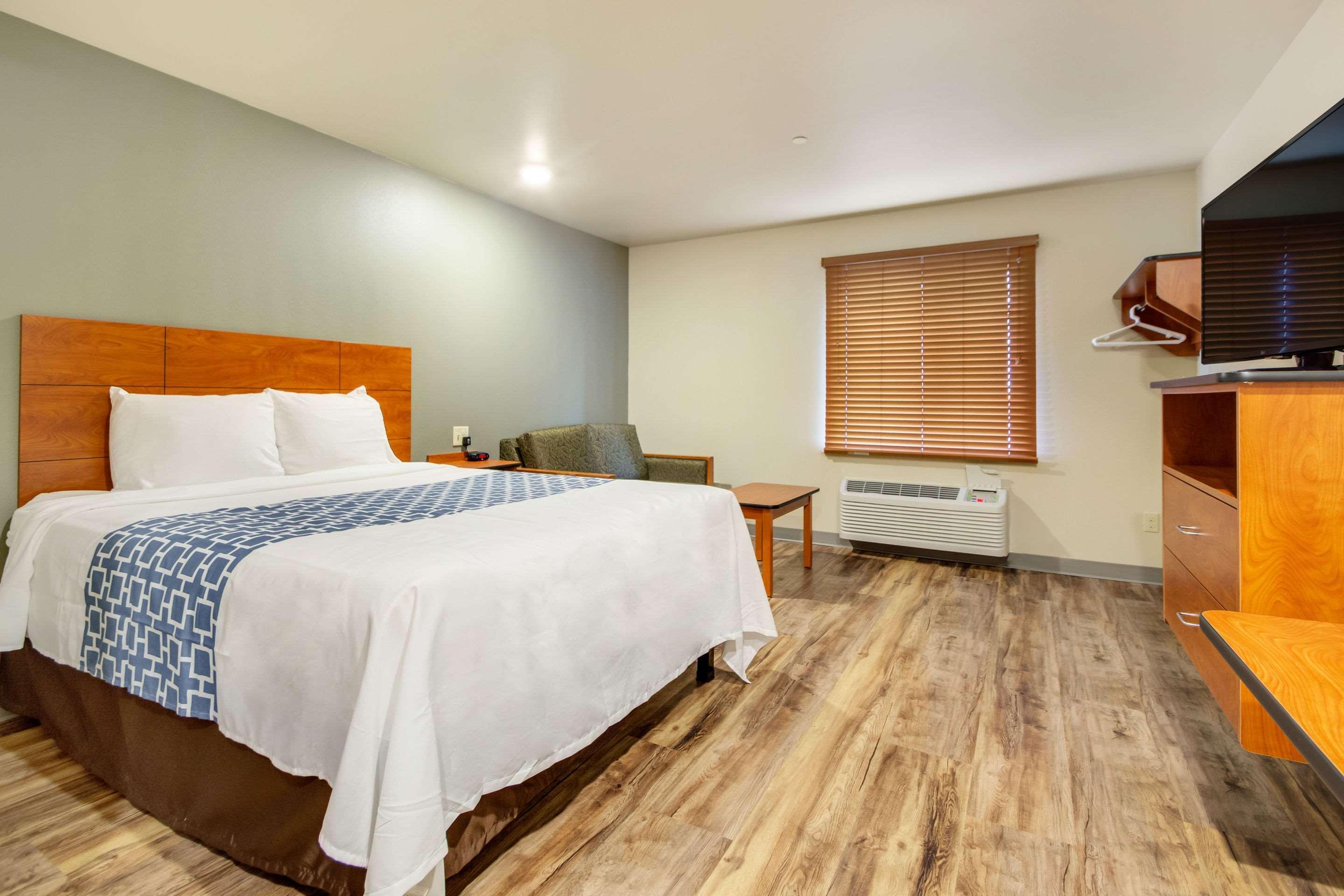 Econo Lodge Burlington Bagian luar foto