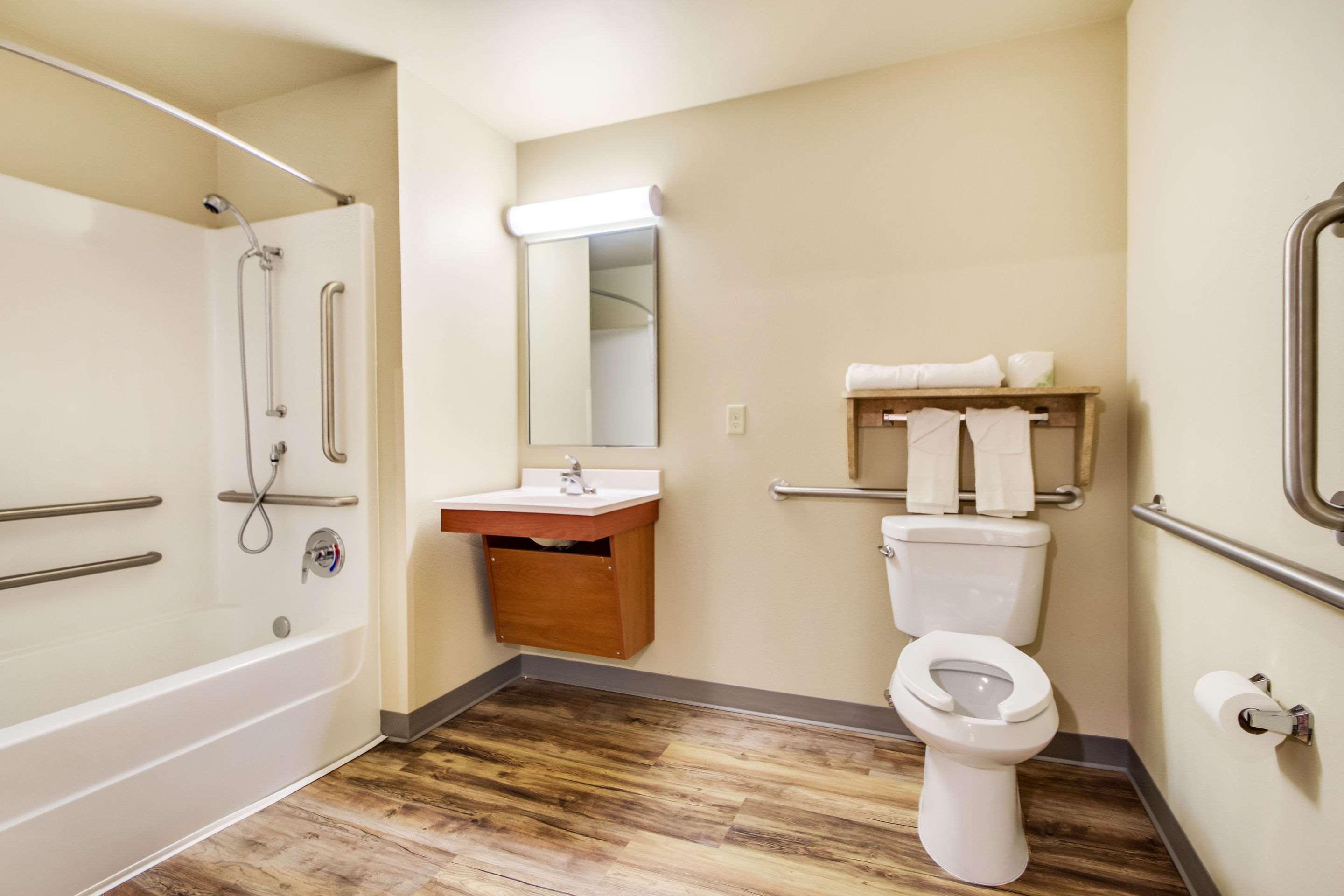 Econo Lodge Burlington Bagian luar foto
