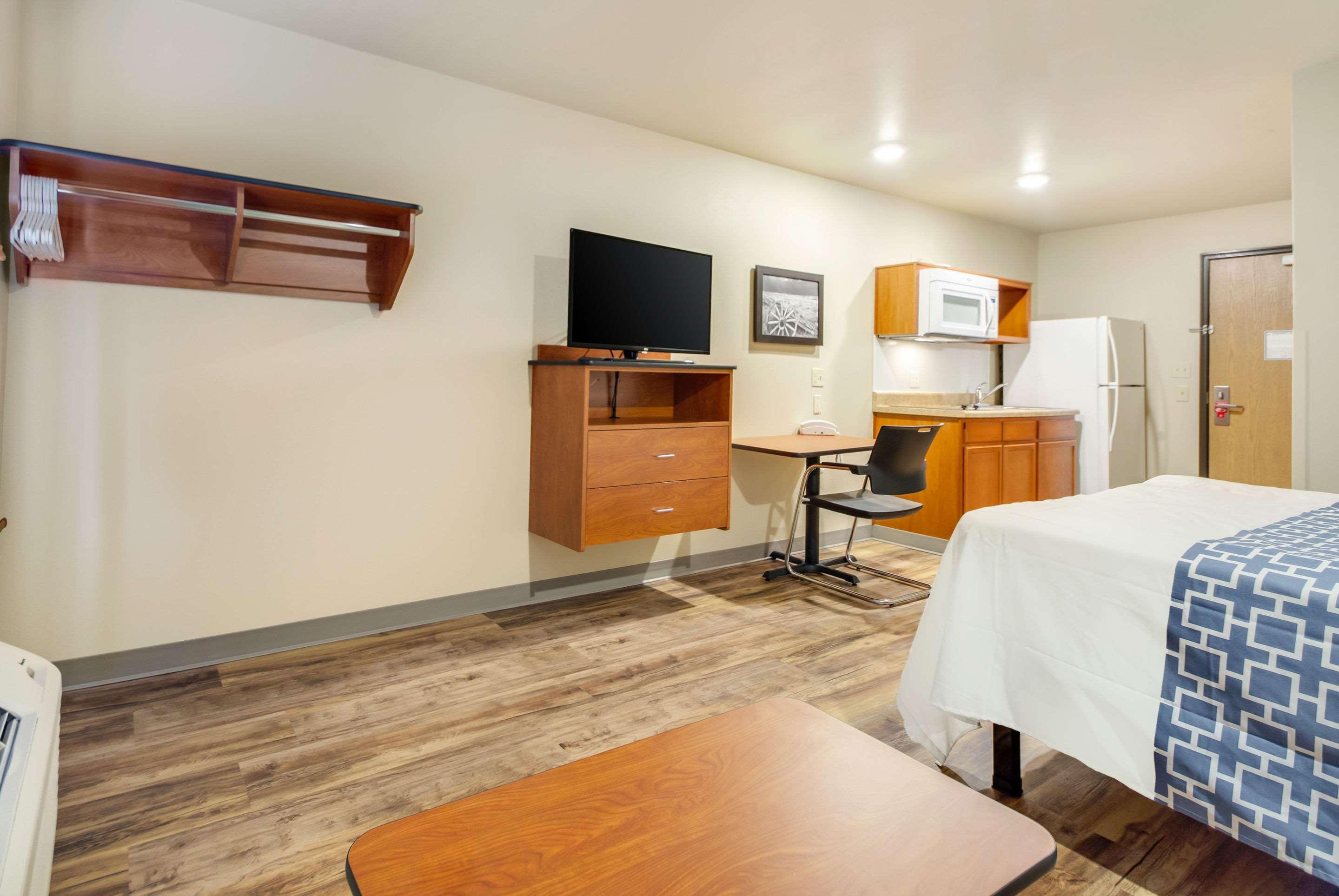 Econo Lodge Burlington Bagian luar foto