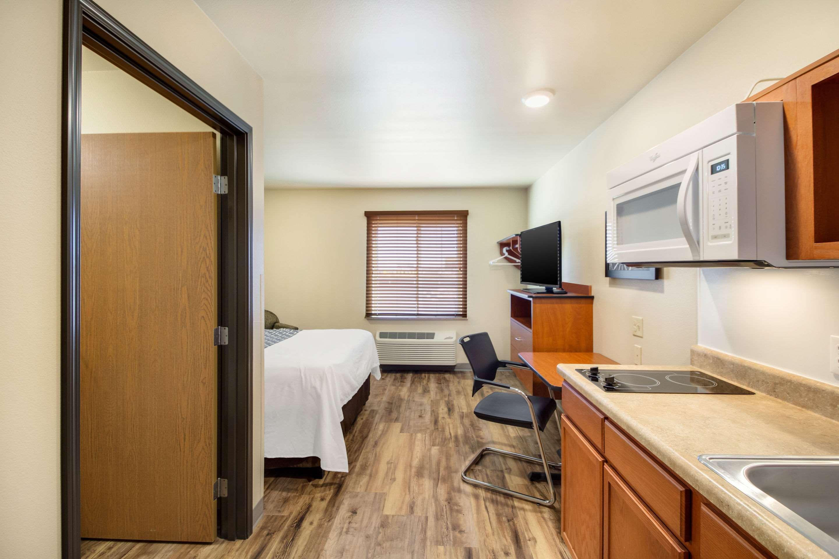 Econo Lodge Burlington Bagian luar foto