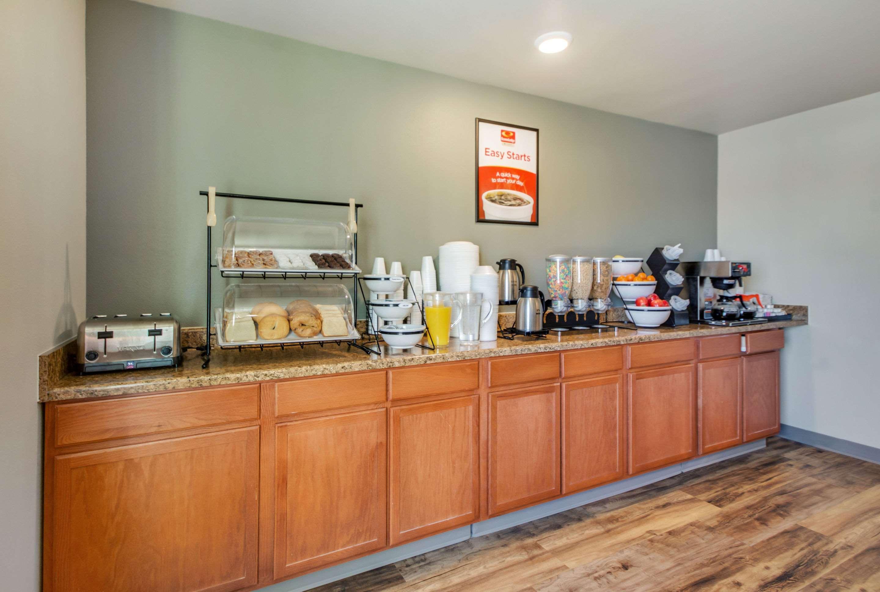 Econo Lodge Burlington Bagian luar foto