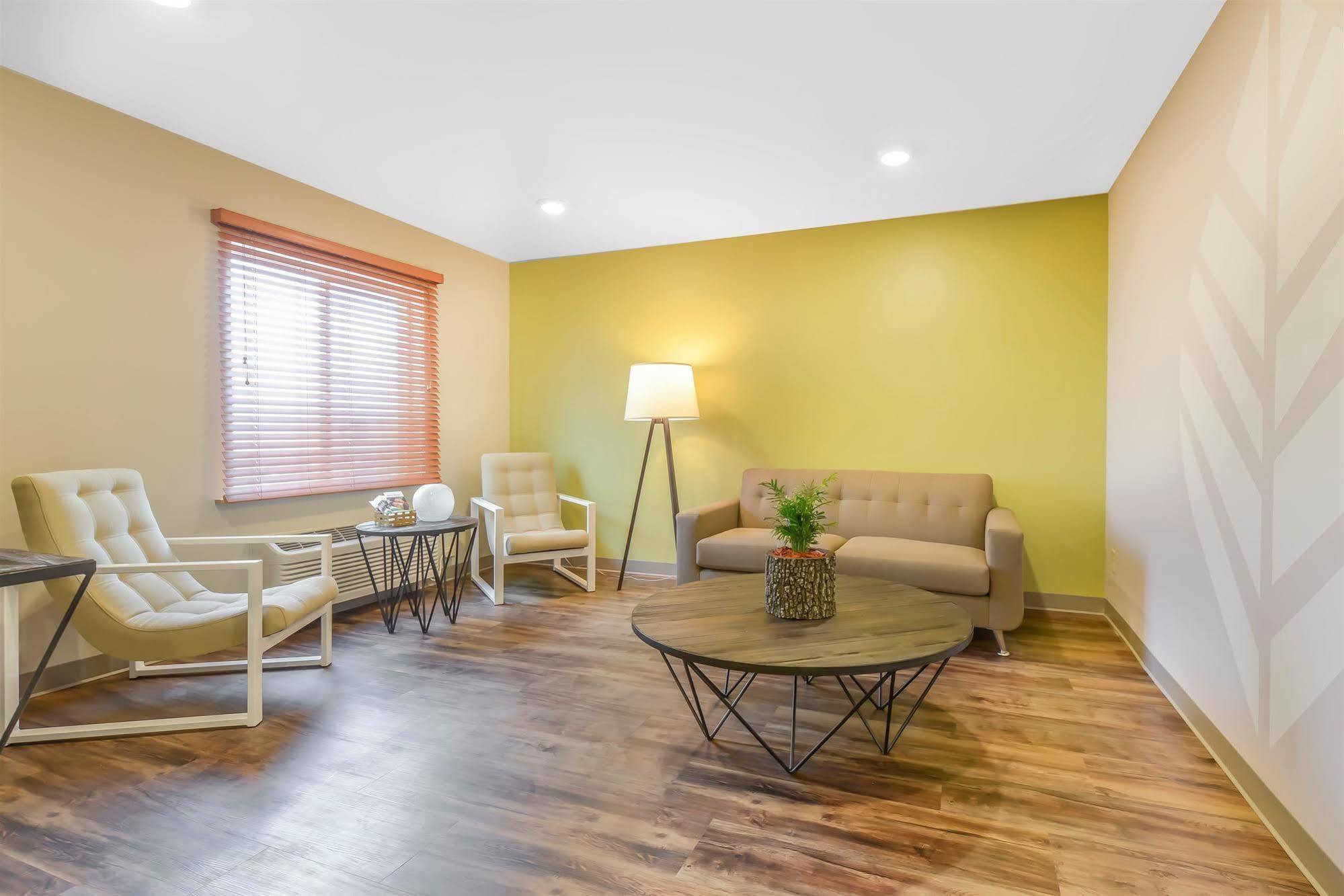 Econo Lodge Burlington Bagian luar foto