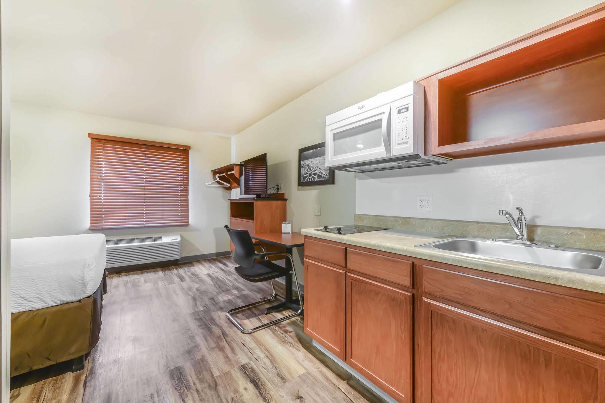 Econo Lodge Burlington Bagian luar foto