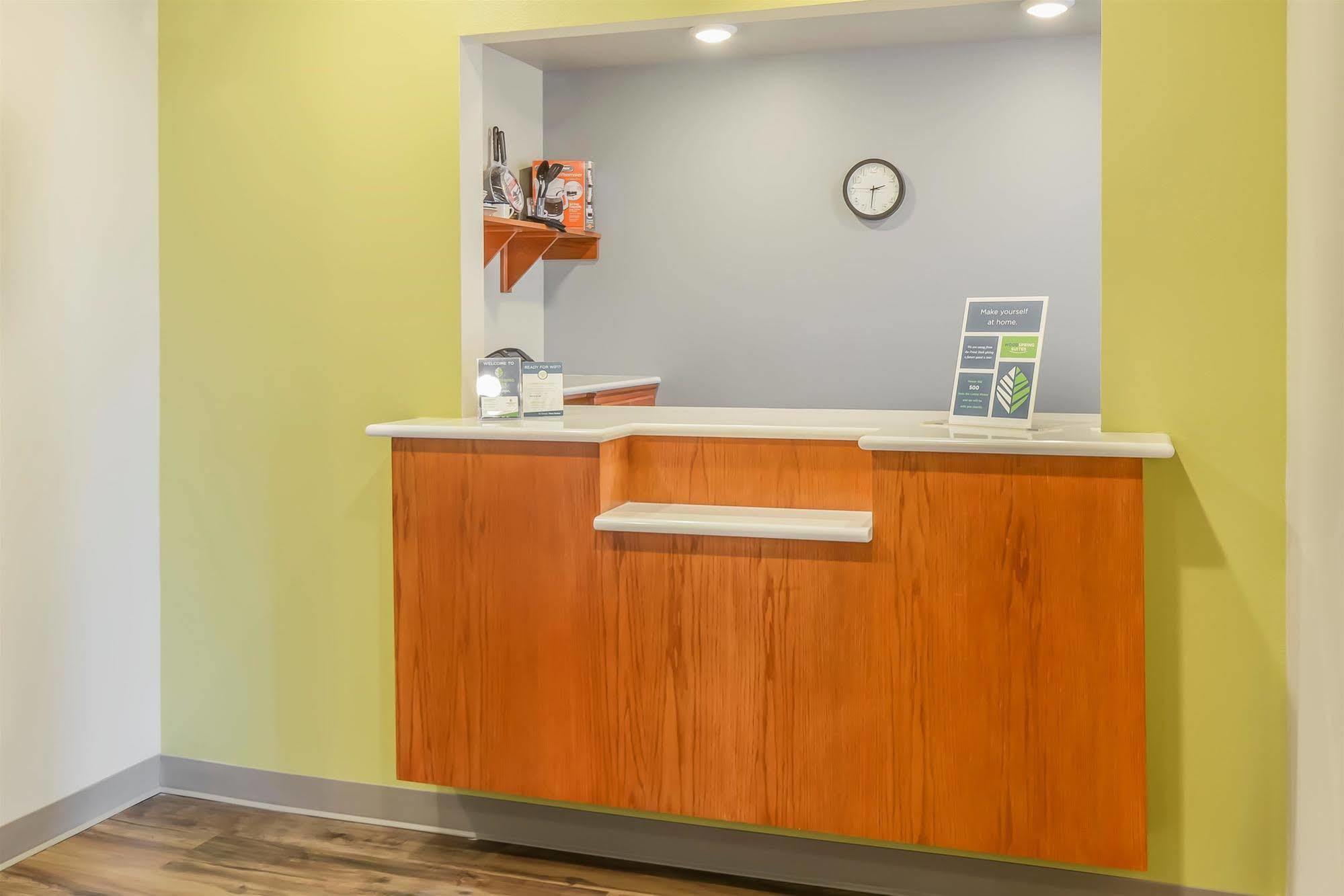 Econo Lodge Burlington Bagian luar foto