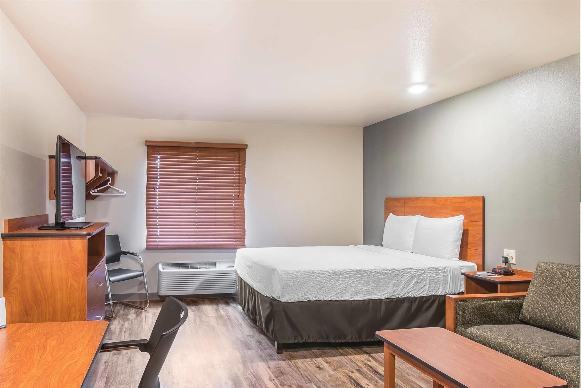 Econo Lodge Burlington Bagian luar foto
