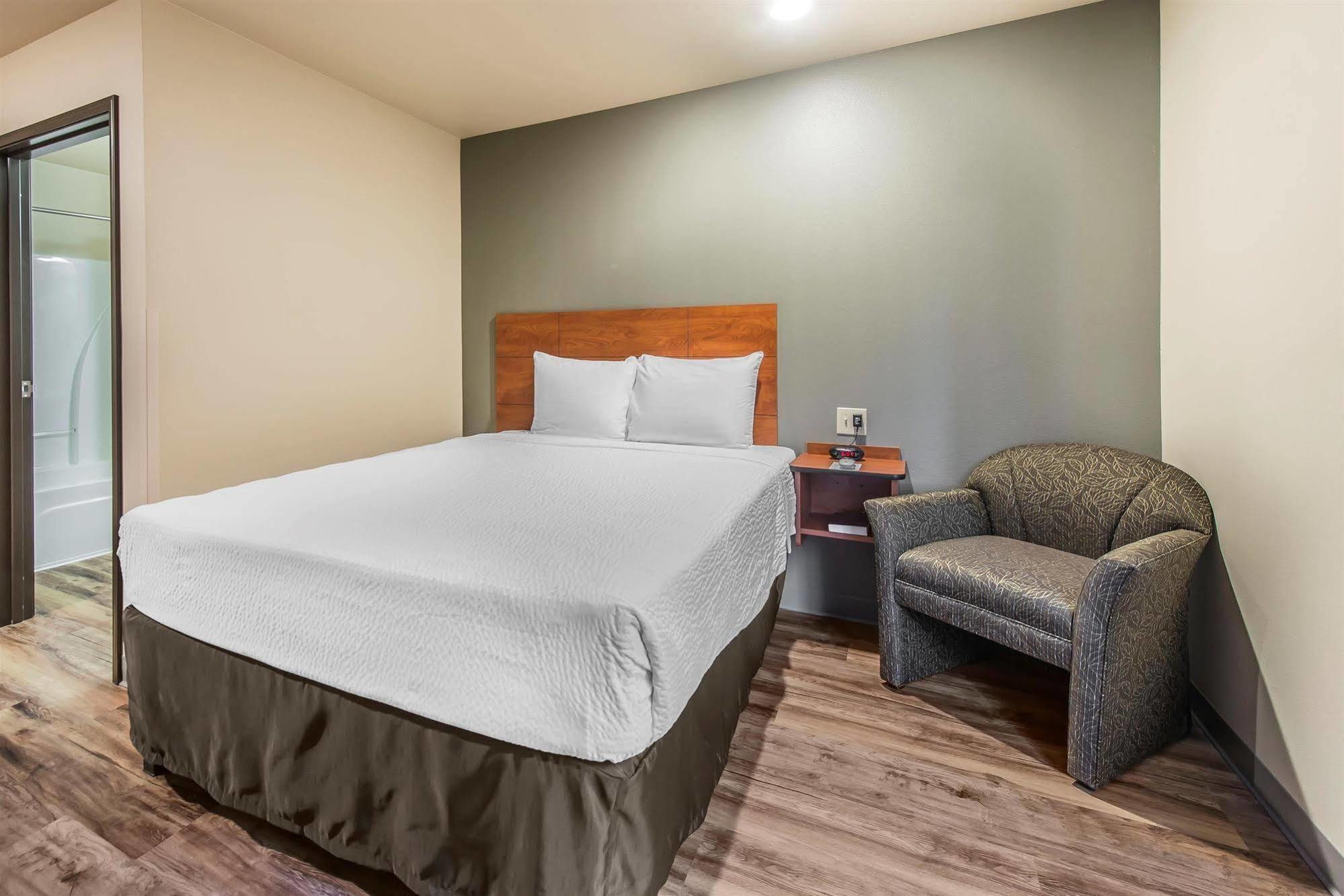 Econo Lodge Burlington Bagian luar foto