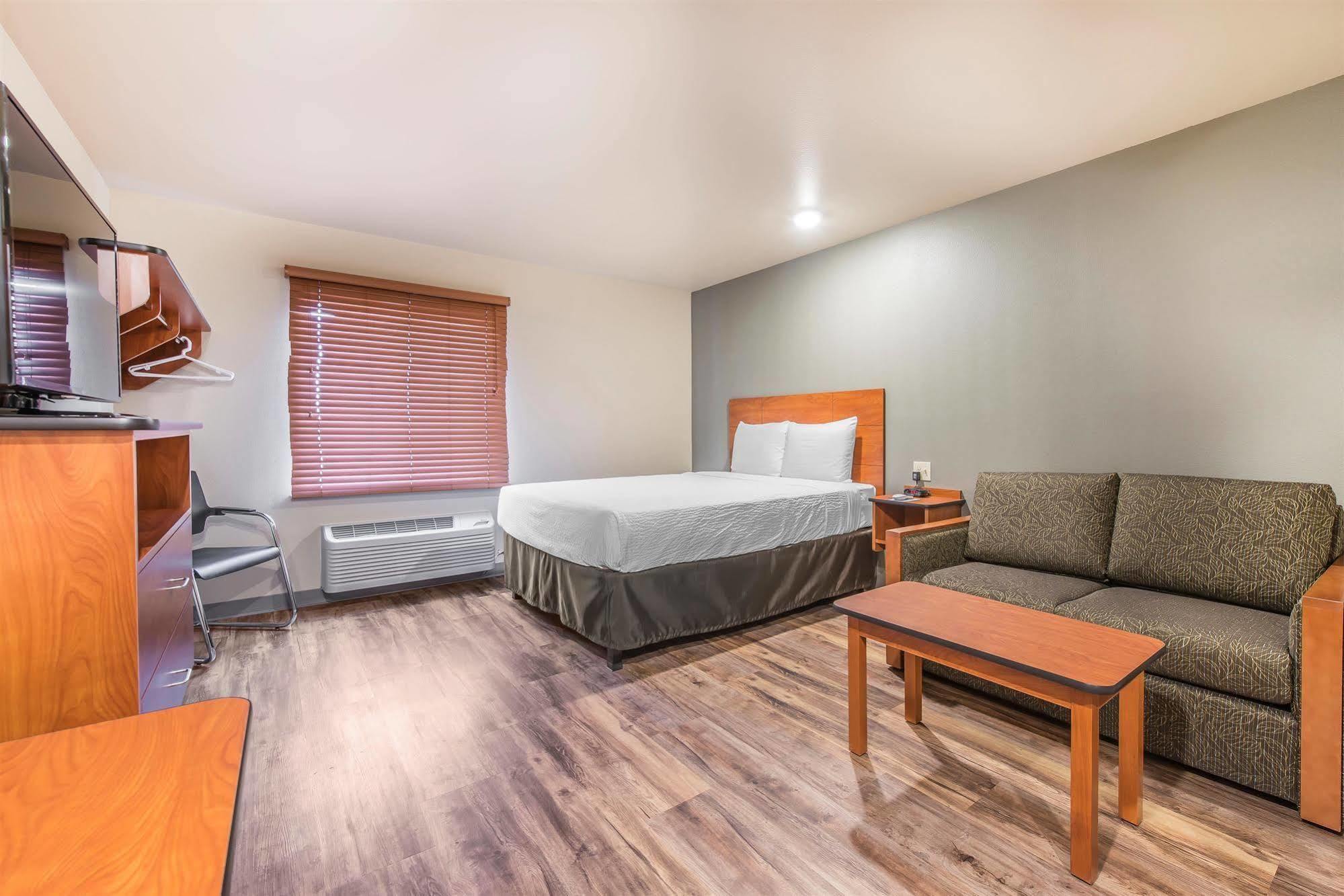 Econo Lodge Burlington Bagian luar foto