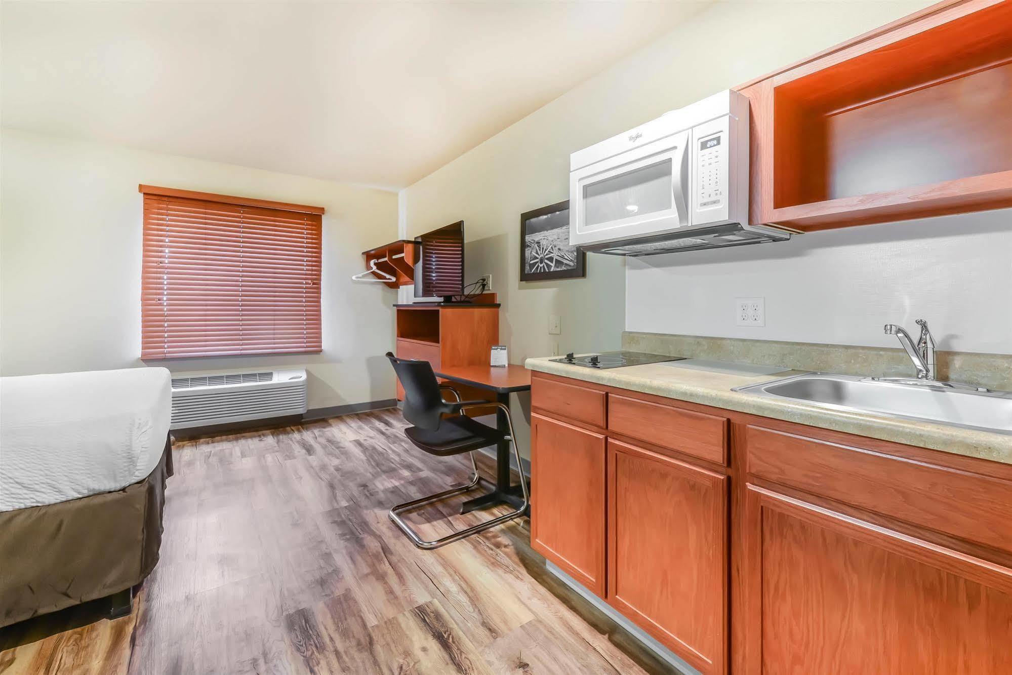 Econo Lodge Burlington Bagian luar foto